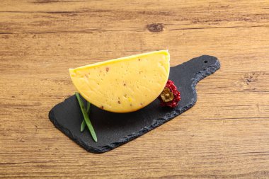 Cevizli sert peynir tuğlası.