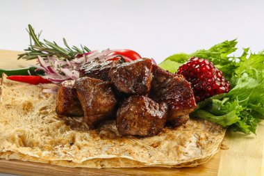 Izgara sığır kebabı ızgara Shashlik soğan servis etti.