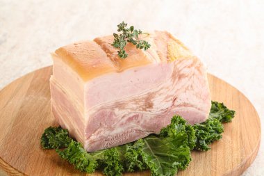 Ev yapımı domuz pastırması.