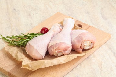 Pişirmek için üç tavuk budu budu.