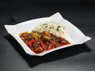 Sebzeli biftek ve soslu garnitür pilavı.