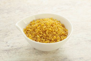 Yemek pişirmek için kasede çiğ bulgur.