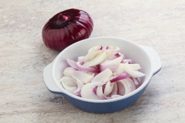 Pişirmek ya da atıştırmak için kasede dilimlenmiş kırmızı soğan