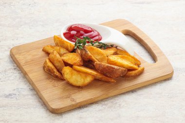 Kızarmış patates ve domatesli ketcup.