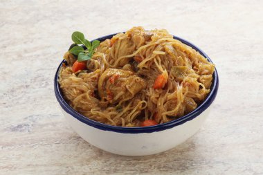 Körili tavuk ve sebzeli Wok Udon