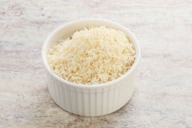 Kâsede doğal organik hindistan cevizi parçalanmış toz.