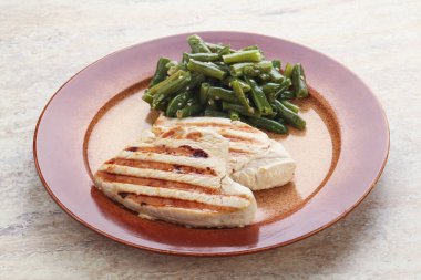 Yeşil fasulyeli ızgara hindi bifteği.