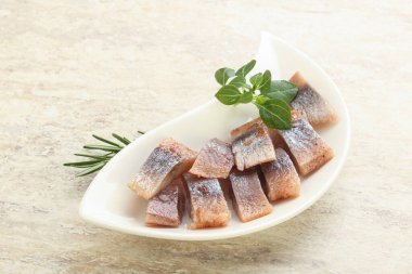 Üzüm soslu leziz dilimlenmiş ringa fileto biberiye servis edilir.