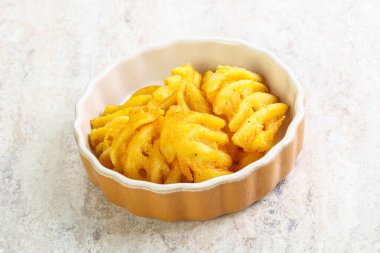 Lezzetli kızarmış patates dilimi kasede