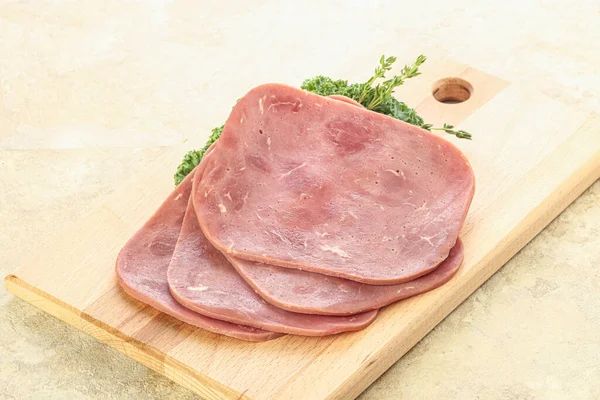 Sliced Beef Ham Lanche Sobre Bordo — Fotografia de Stock