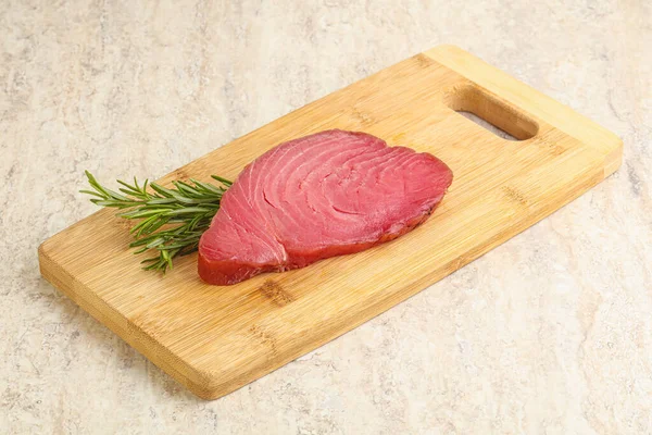 Bife Atum Cru Para Cozinhar Bordo Alecrim Servido — Fotografia de Stock