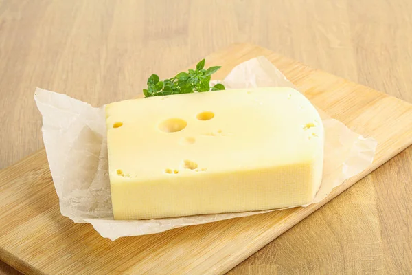 Maasdam Käseziegel Über Dem Brett — Stockfoto