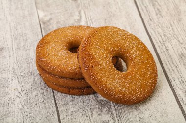 Tatlı ve çıtır çıtır zencefilli kurabiye yığını