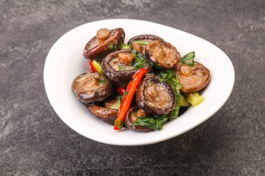 Baharatlı ve otlu terbiye edilmiş Shiitake mantarı.