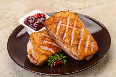 Kızarmış ördek göğsü ve çilek sosu. 