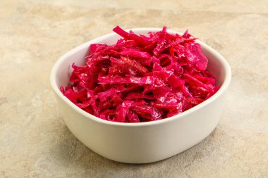 Kasede pancar kökü olan marine edilmiş kırmızı lahana.