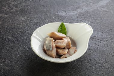 Atıştırmak için dilimlenmiş ringa filetosu kasede.