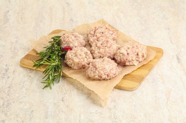 Geleneksel ev yapımı çiğ domuz köftesi.