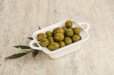 Tabakta salamura edilmiş zeytinler servis ediliyor.