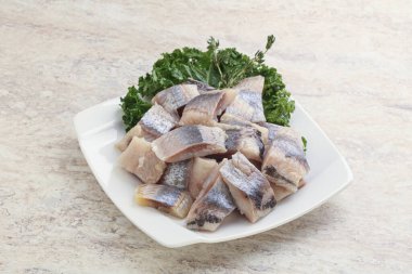 Kavanozda balık fileto dilimi var.