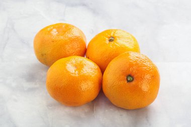 Taze taze sulu sarı mandalina yığını