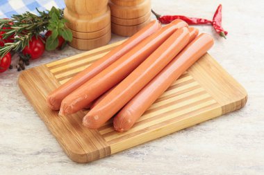 Kahvaltı için doğal haşlanmış domuz sosisi.