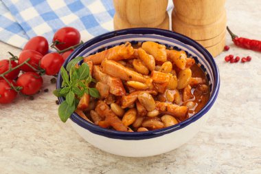 Beyaz fasulye ve domates soslu kızarmış domuz eti.