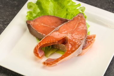 İki pembe somon balığı bifteği. Salata yaprağı.