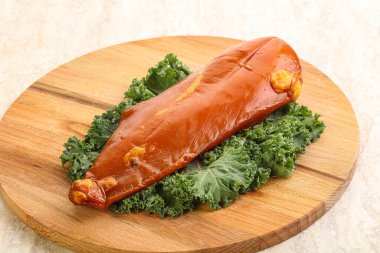 Atıştırmalık olarak füme tavuk göğsü.