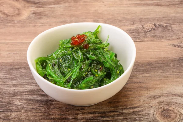 Traditioneller Asiatischer Chukka Salat Der Schüssel Serviert Roten Kaviar — Stockfoto