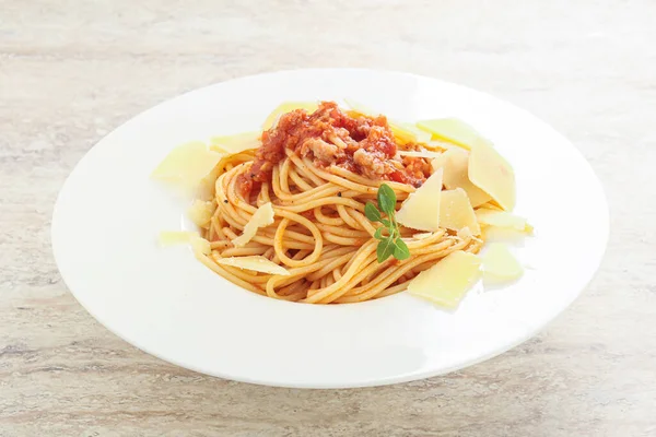 Włoski Makaron Spaghetti Bolognese Serem Parmezanowym Liśćmi Bazylii — Zdjęcie stockowe