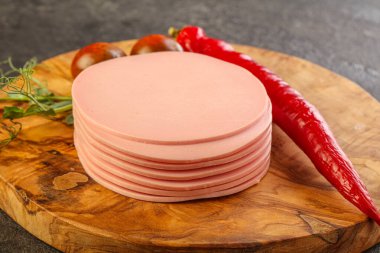 Atıştırmak için dilimlenmiş domuz sosisi.