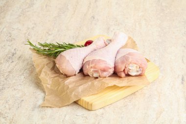 Pişirmek için üç tavuk budu budu.