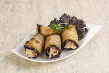 Doldurulmuş patlıcan peynirli ve fındıklı.