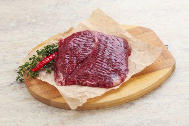 Izgara için çiğ pala bifteği kekik servis edilir.,