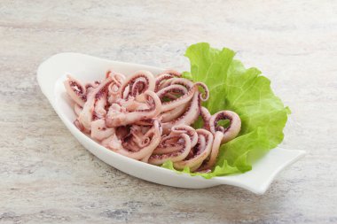 Tabakta marine edilmiş kalamar dokunaçları var.