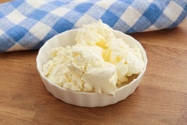 İtalyan usulü mascarpone peyniri kasede.