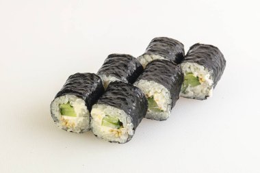 Geleneksel Japon salatalıklı makarası.