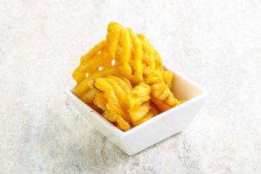 Lezzetli kızarmış patates dilimi kasede