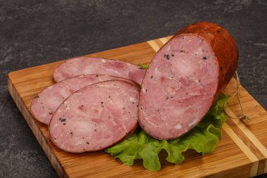 Baharatlı ve otlu füme jambon.