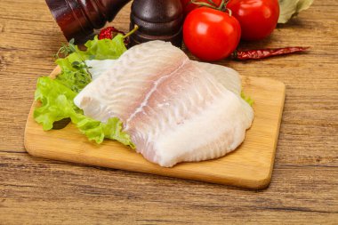 Pişirmek için çiğ pangasius fileto balığı.