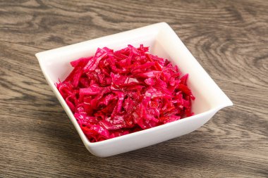Kasede pancar kökü olan marine edilmiş kırmızı lahana.