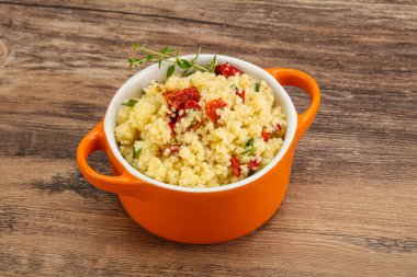 Vejetaryen yemeği - sebzeli kuskus ve maydanoz.