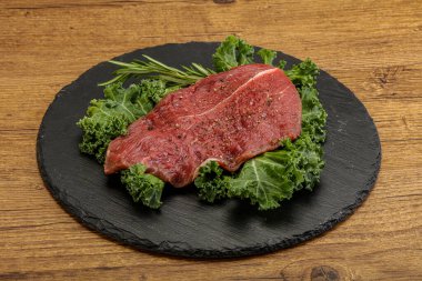 Baharatlı ızgara için çiğ biftek.