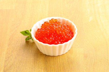 Rus kırmızı havyarı kasede.