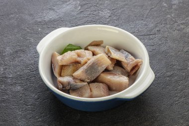 Atıştırmak için dilimlenmiş ringa filetosu kasede.