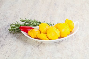 Turşulu sarı pastanın içinde doğal atıştırmalıklar.