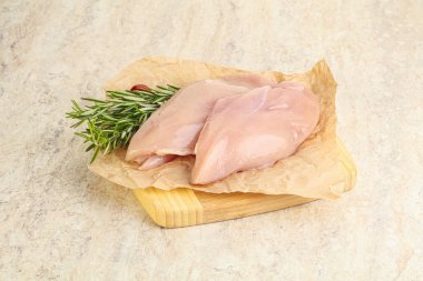 Güvertede pişirmek için çiğ tavuk göğsü filetosu.