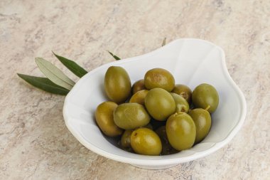 Tabakta salamura edilmiş zeytinler servis ediliyor.