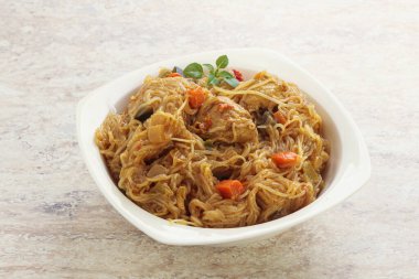 Körili tavuk ve sebzeli Wok Udon